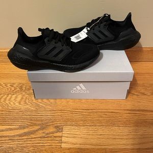 Adidas Women’s Ultraboost 22 Triple Black Sneaker $190 Multiple Sizes